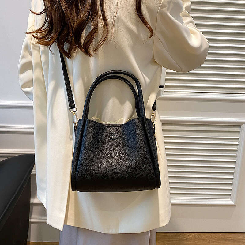 Litchi pattern hand-held bucket for women 2025 new Korean version, popular live streaming, high-end single shoulder crossbody bag