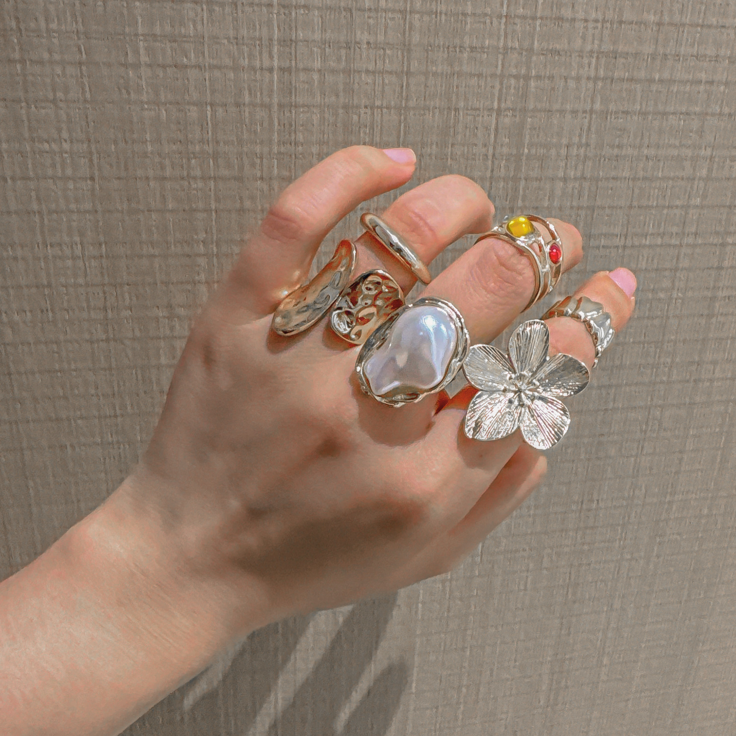 Baroque Style Pearl Imitation Ring for Women, Retro Metal Flower Design, Vintage Open Finger Ring, Elegant and Bold Jewelry