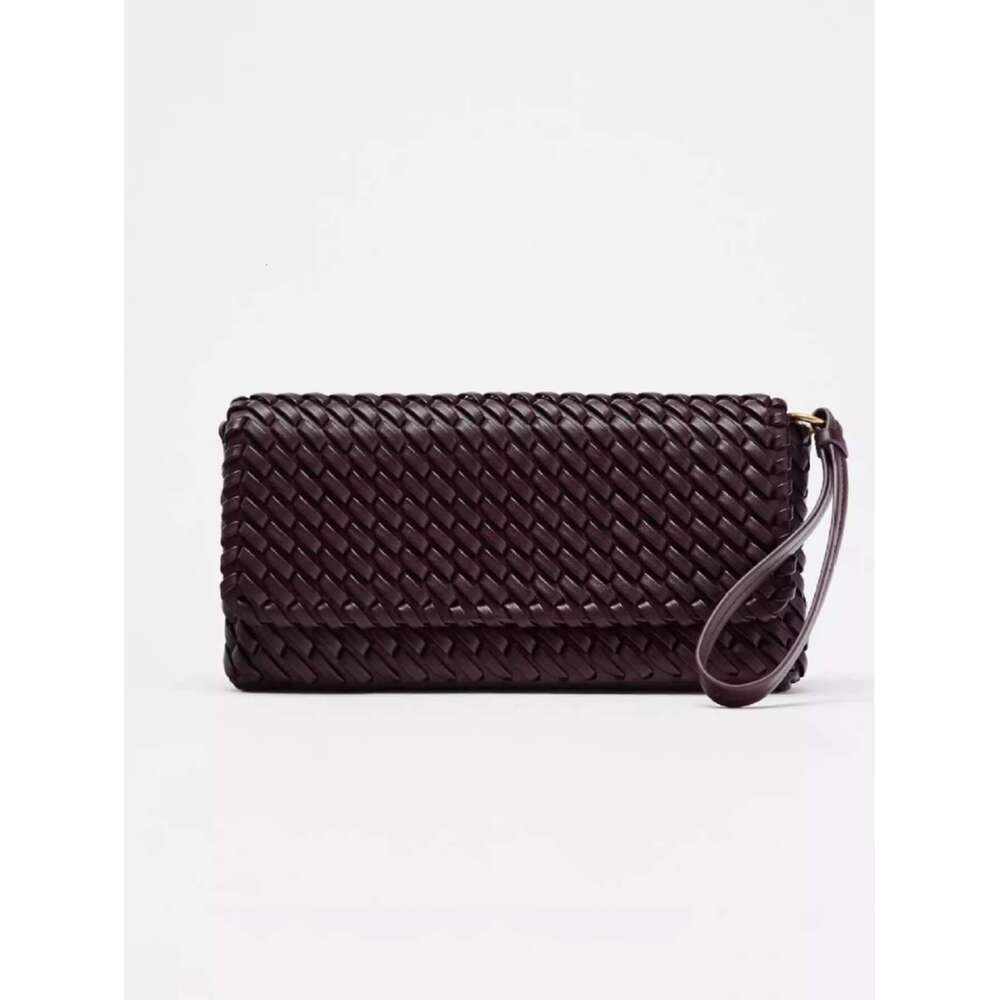 Woven exude a sense of sophistication. Single-shoulder crossbody flip bags are simple and versatile