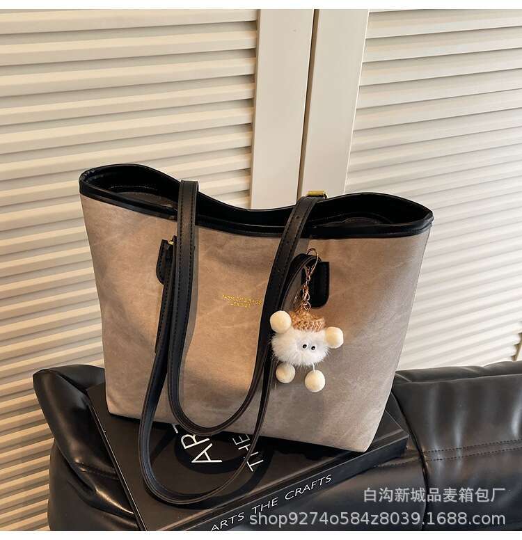 Texture large capacity underarm tote women's 2025 new Korean version fashionable contrasting color single back commuting bag trend