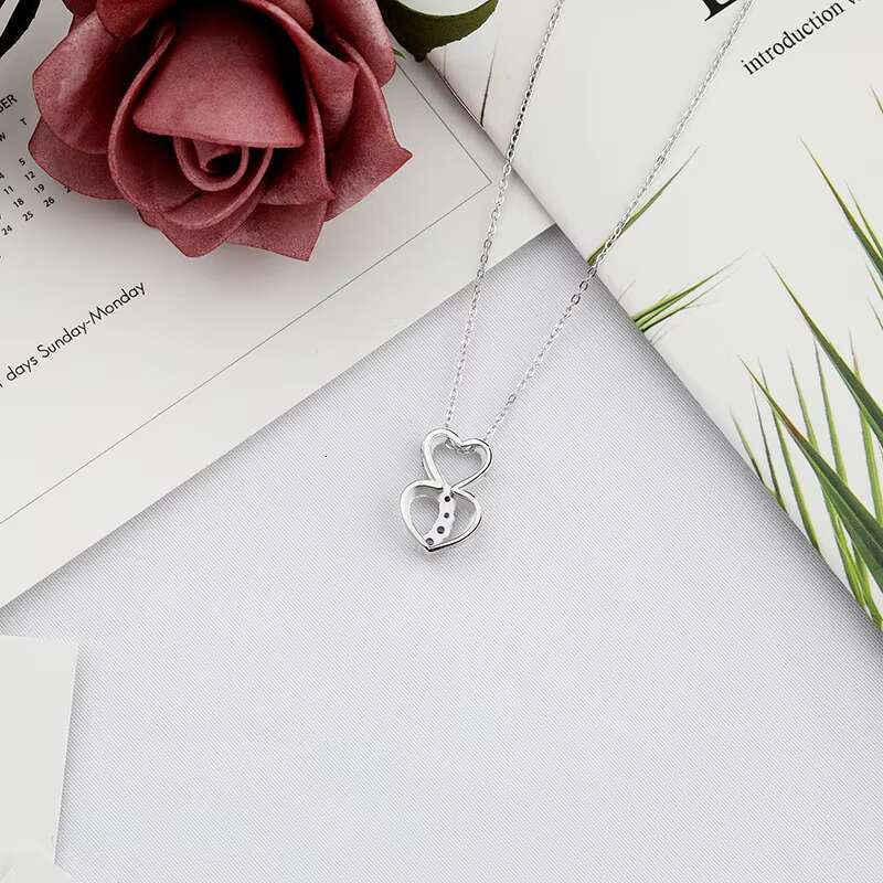 Exquisite and fashionable necklace, high-quality for women, heart-shaped charm necklace