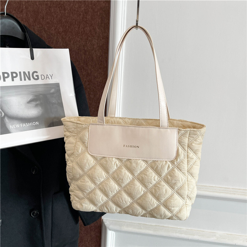 New Style Free Delivery Designer Bag Autumn And Winter Large Capacity Class Commuting High End Tote Women's New Down Texture Niche Versatile Sing