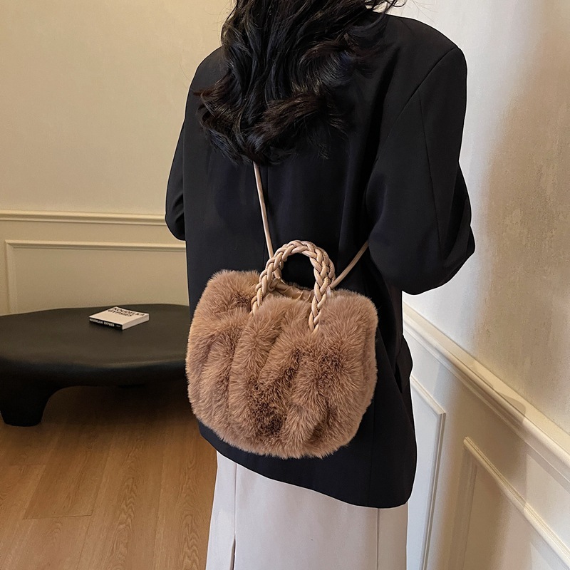 Autumn and winter super popular niche women's 2025 new versatile crossbody fashionable hand-held furry bag