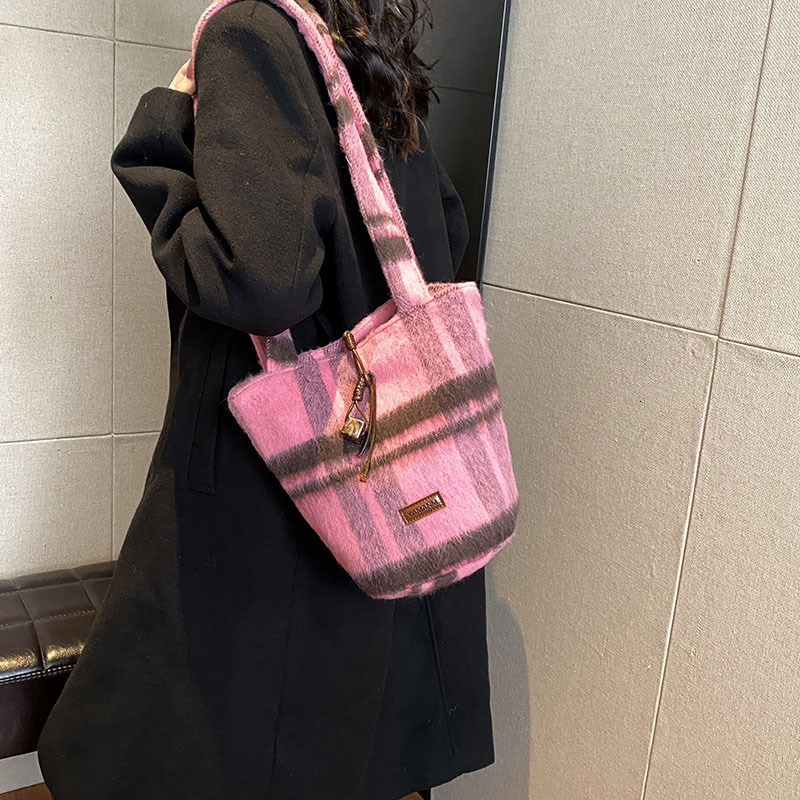 Fashionable contrasting color woolen armpit for women 2025 new college style tote bag, casual and versatile shoulder bag