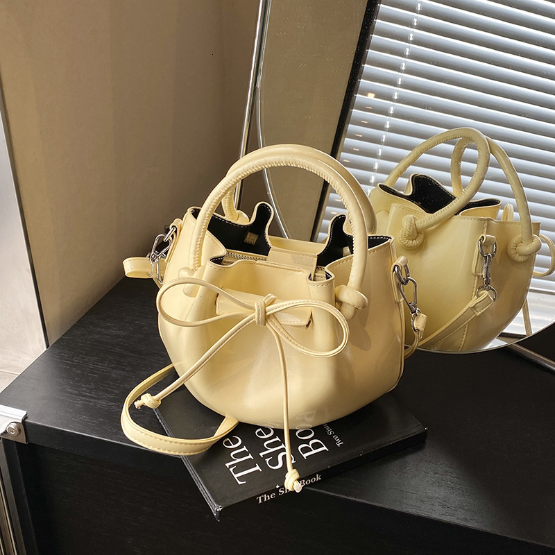 This year's popular bags include Korean style fashion solid color single shoulder stylish versatile handbags, and women's handbags