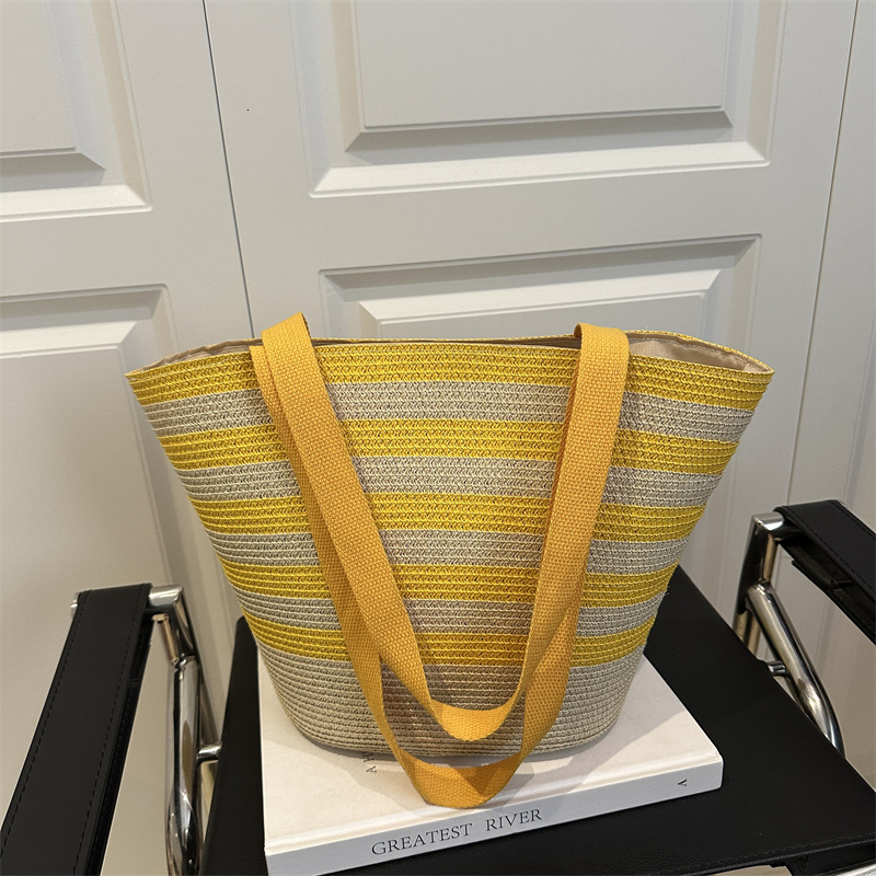 Color blocking hand-held bucket women's 2025 summer new item light luxury grass woven shoulder fashionable armpit bag