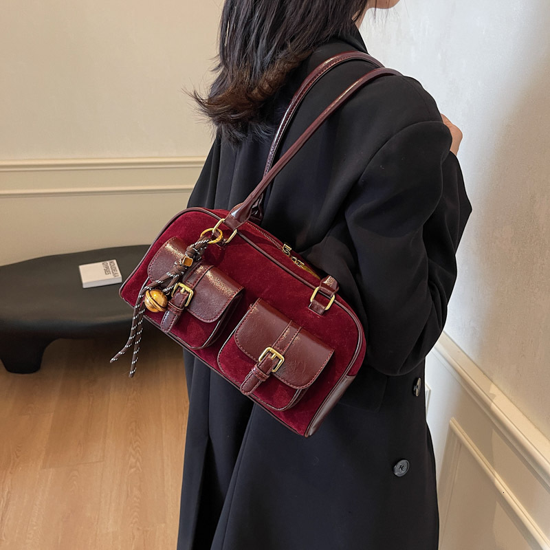 Small niche design, simple one shoulder hand-held commuting bag, women's 2025 autumn and winter new high-end bowling bag