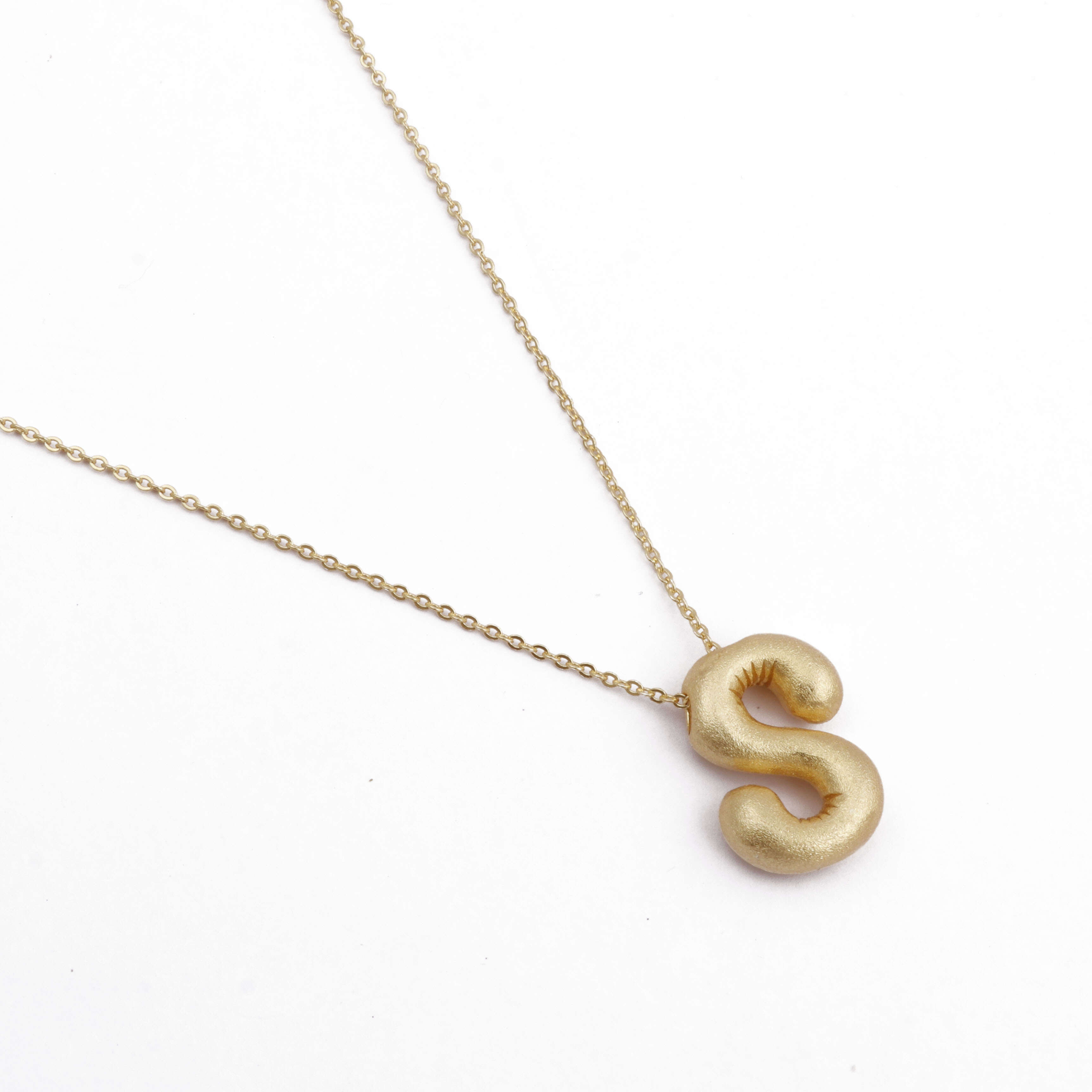 The R short chubby famous designer brand is the initial gold pendant necklace and gold-plated letter earrings for women