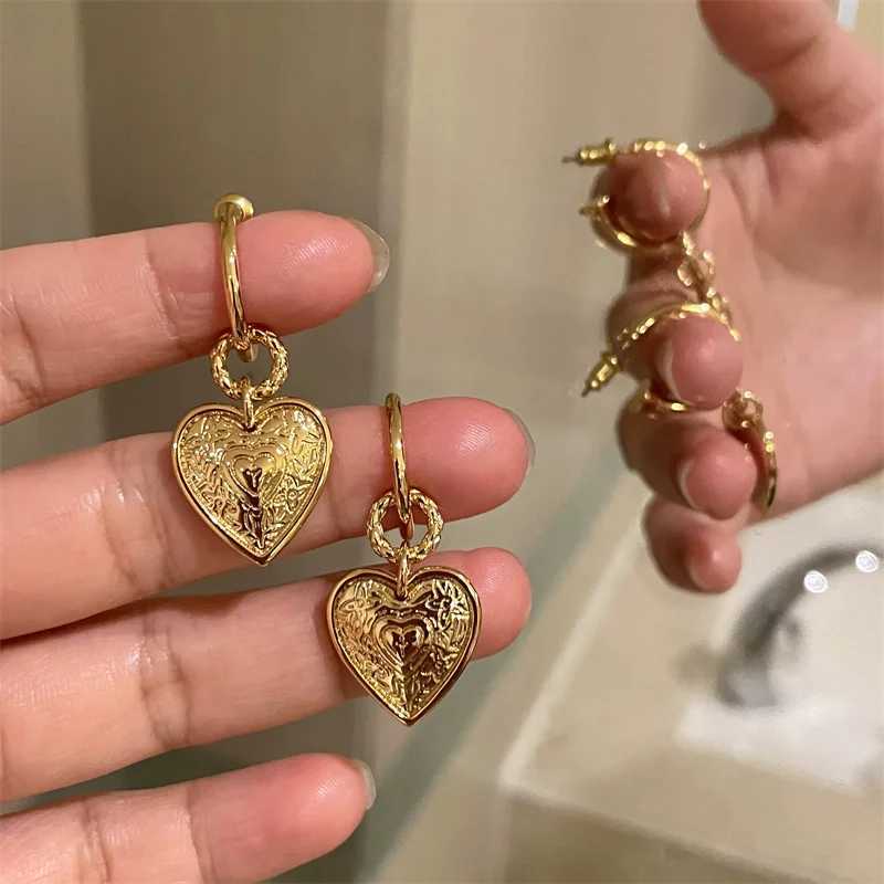 Retro Relief Heart Shape Earrings Elegant Embossed Gold Color Heart Shape Alloy Stud for Women Fashion Jewelry Party Gift Y250510
