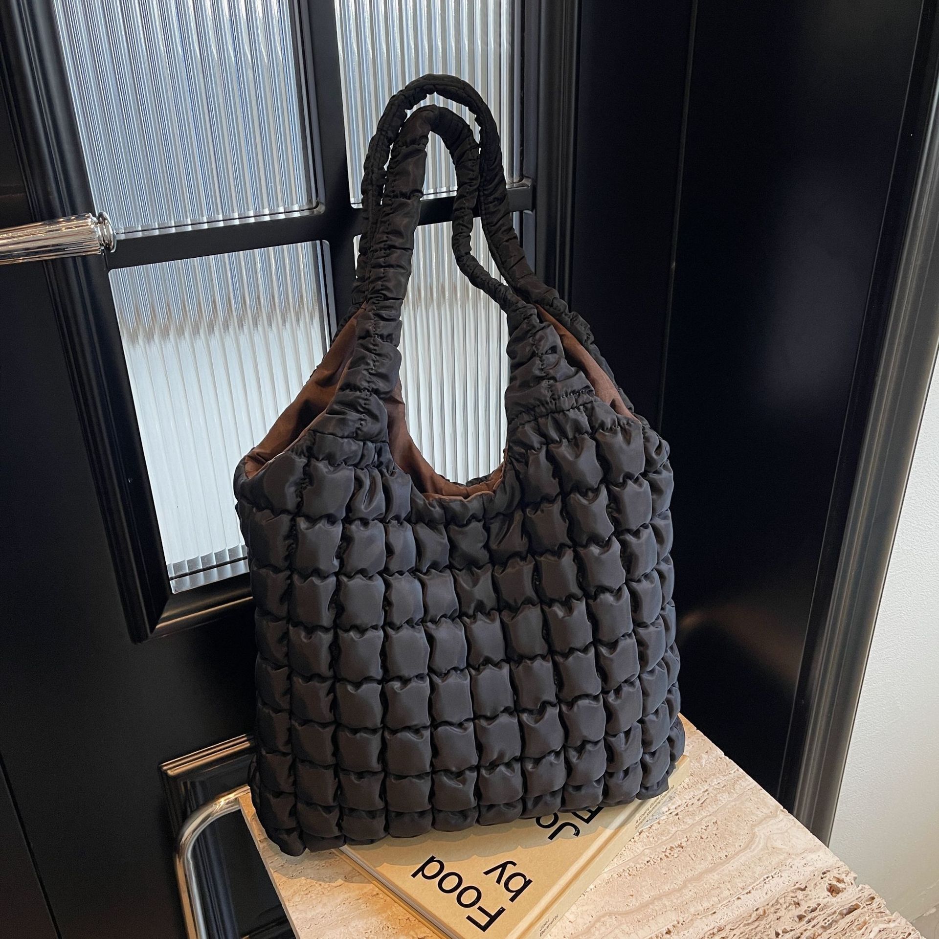 Korean version cotton jacket, underarm large capacity woven women's new 2025 simple and fashionable diamond tote bag, shoulder bag