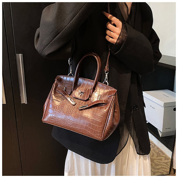 2025 New Fashionable Women's Shoulder Bag Designer Luxury Crocodile Leather Texture Metal Lock Handbag Practical Flip Commuter Crossbody Bag Stor