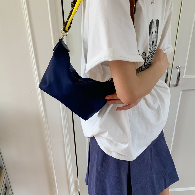 Extremely simple style hand-held gold ingot women's 2025 summer new fashion shoulder internet famous trend crossbody bag