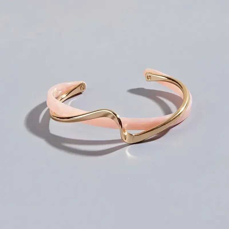 1PC Womens Fashion Light Luxury Gold Plated White Shell Twisted Cross Bracelet for Date Travel Banquet Party Holiday Dressing Gift XJ250707