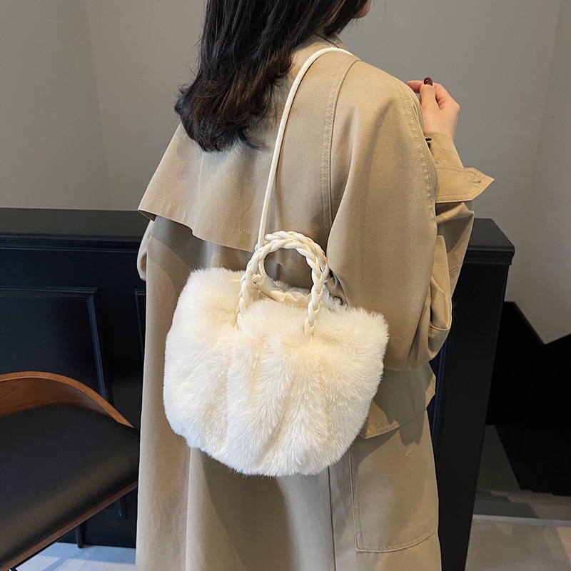Autumn and winter super popular niche women's 2025 new versatile crossbody fashionable hand-held furry bag
