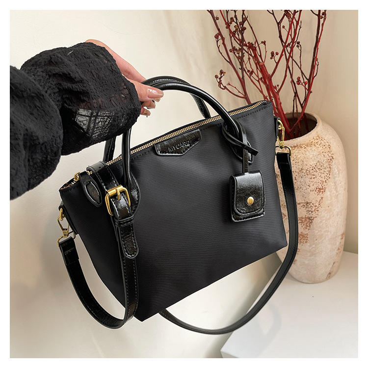 Designer Oxford Cloth Shoulder Bag Women's Simple Contrasting Letter Handbag 2025 New Fashionable Lightweight Commuting Shoulder Bag Crossbody Ba
