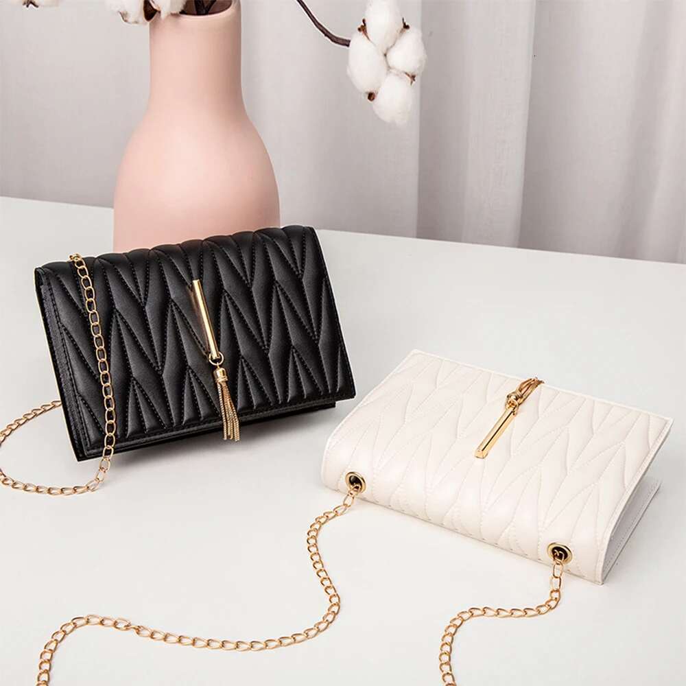 Fashionable retro style large capacity women's shoulder tassel chain crossbody bag, small square bag zwq