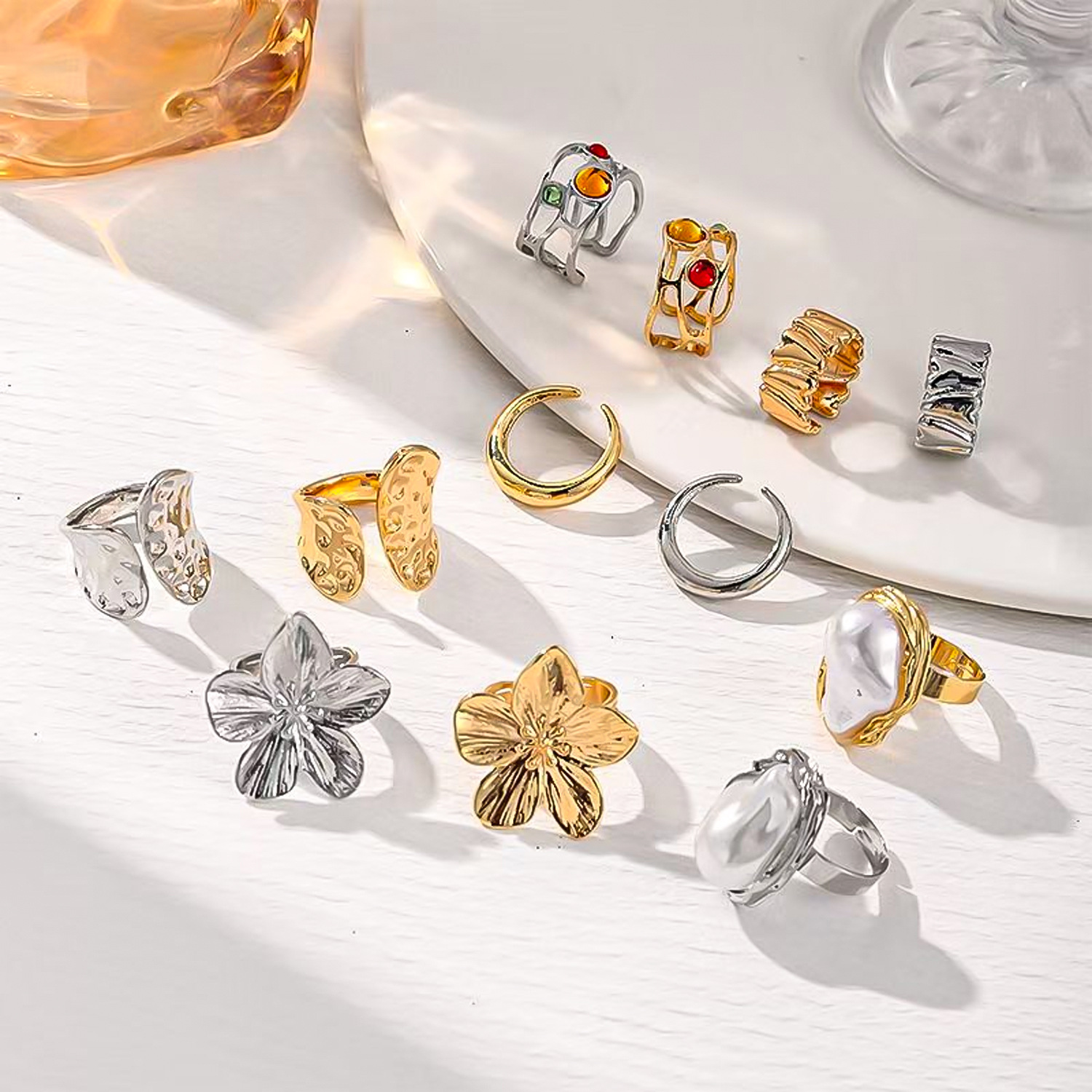 Baroque Style Pearl Imitation Ring for Women, Retro Metal Flower Design, Vintage Open Finger Ring, Elegant and Bold Jewelry