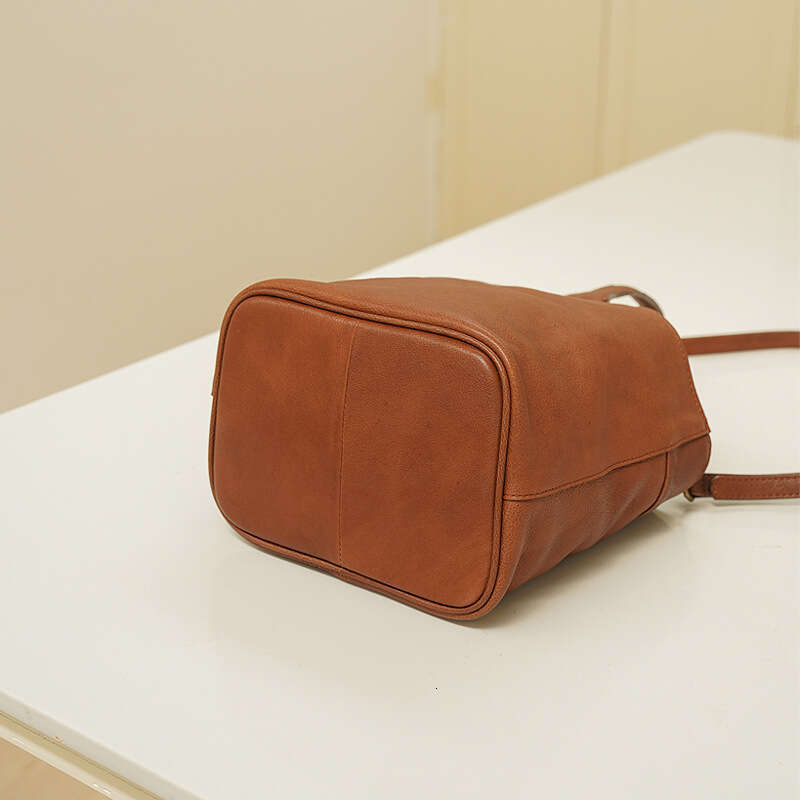 Genuine leather women's new niche handbag, commuting large capacity bucket bag, high-end sensory vegetable basket bag