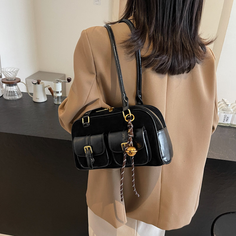 Small niche design, simple one shoulder hand-held commuting bag, women's 2025 autumn and winter new high-end bowling bag