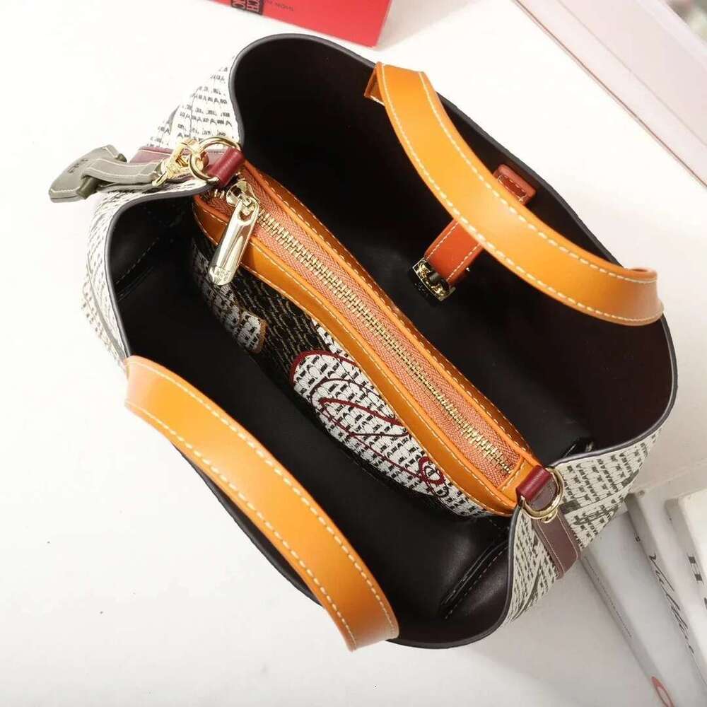 A Classic Pvc Material Hot Selling Lock Design Women's Hand-Held, Single Shoulder Crossbody Water Bucket Bag Suitable For Daily