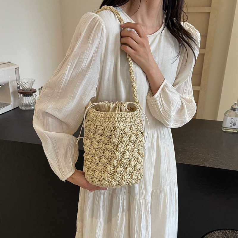 New cylindrical hand-held niche cute water bucket straw woven bag, beach vacation and leisure women's bag