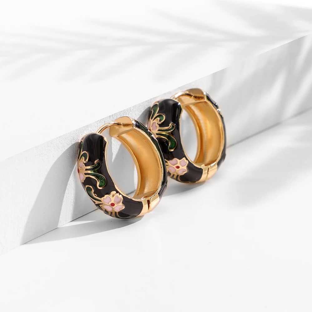 New Fashion Enamel Flower Huggie Hoop Earrings for Women Vintage Boho Circle Small Earrings Statement Jewelry 2022 Brincos Gifts Y250510