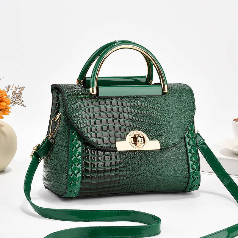 Light luxury internet celebrity, high-end trend, one shoulder crossbody handbag, women's 2025 new fashionable and versatile, niche