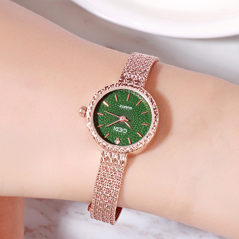 The GEDI Sen-style retro alloy strap women's watch is a dazzling and multi-colored wristwatch with a fashionable and artistic school style X24110