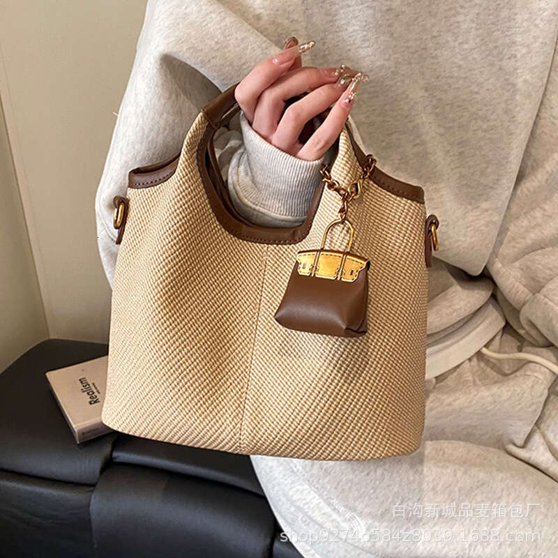 New leopard print tote fashionable and versatile handbag, one shoulder crossbody bucket, bag, high-end feeling, women's baozi mother bag