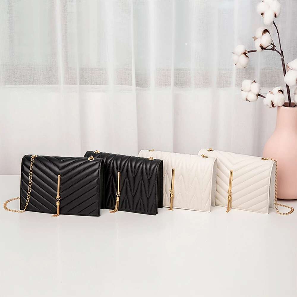 Fashionable retro style large capacity women's shoulder tassel chain crossbody bag, small square bag zwq
