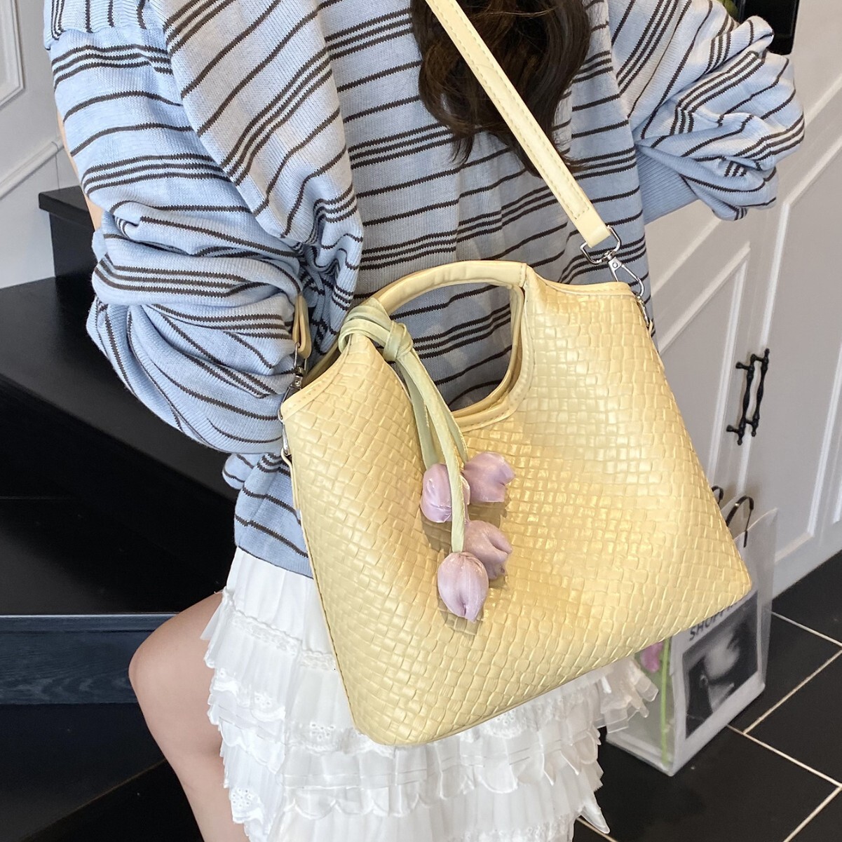 Weaving women's vegetable basket bag, 2025 new style, stylish texture, large capacity bucket bag
