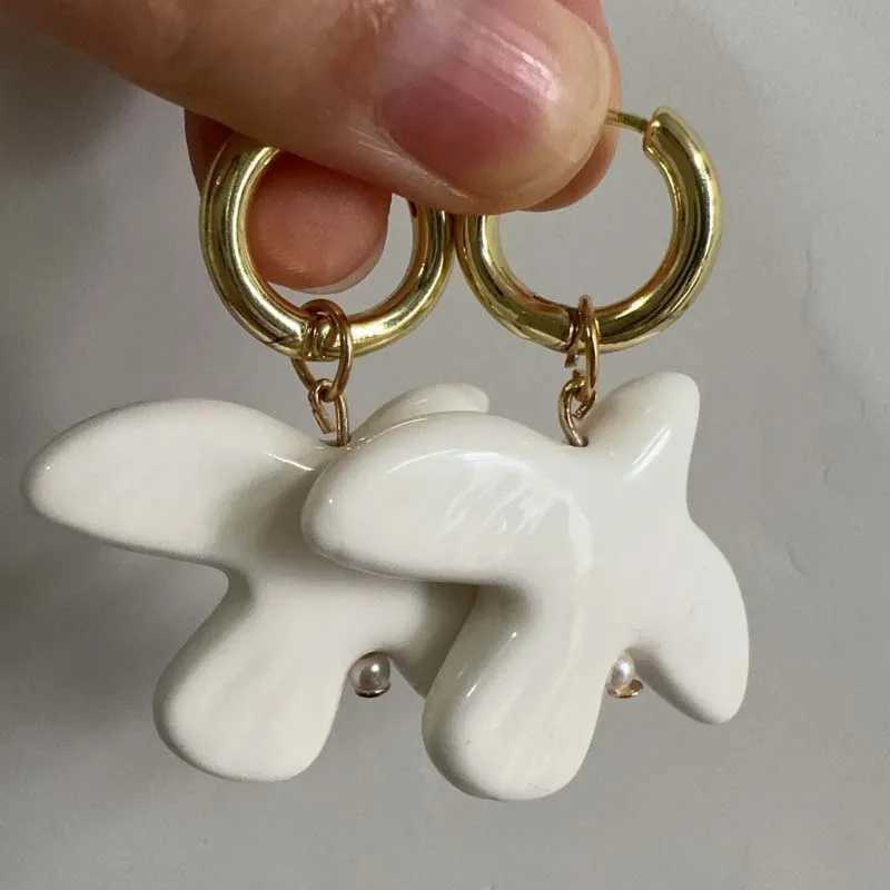 Fashion Metal Geometric Round Ear Hoop White Peace Dove Earrings For Women European American Style Personality Jewelry Gift Y250510