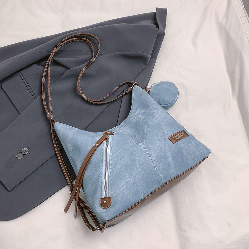 Large capacity fashionable armpit for women 2025 new trendy internet celebrity contrasting single shoulder bag, simple tote bag