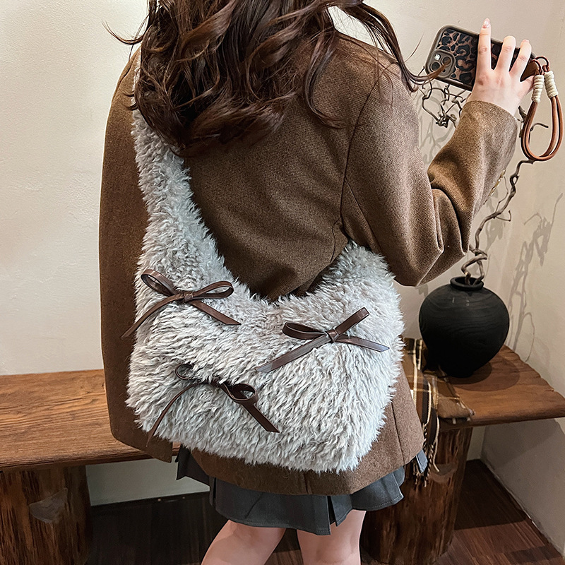 Bean milk roll crossbody women's 2025 new style cute plush bag, autumn and winter commuting bag