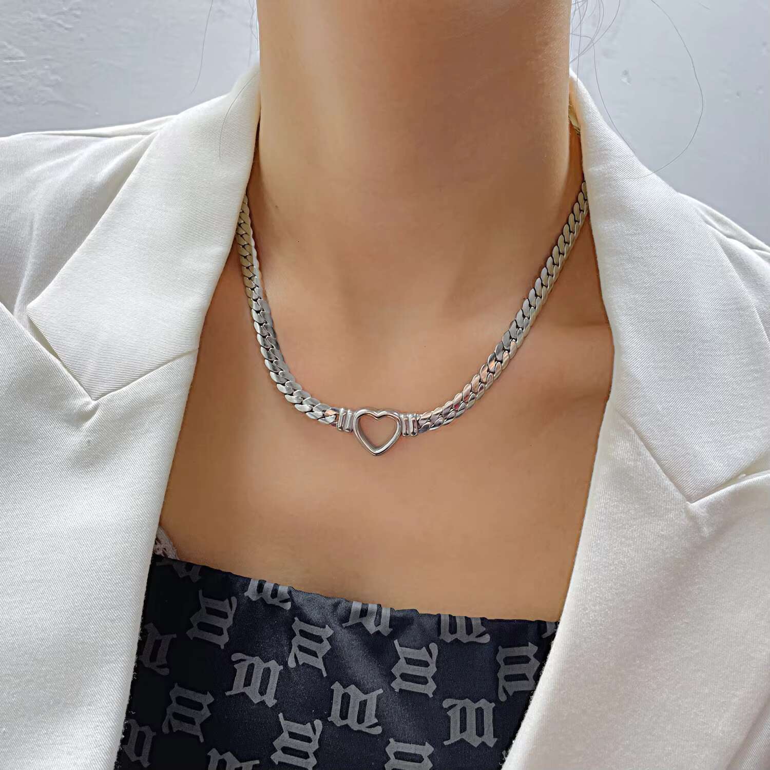 Hot selling fashion accessories, new trend gold-plated stainless steel Cuban chain, hollow heart-shaped necklace, heart pendant necklace