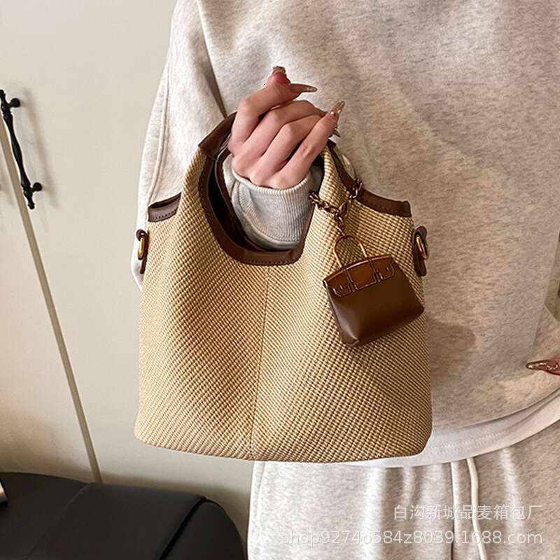 New leopard print tote fashionable and versatile handbag, one shoulder crossbody bucket, bag, high-end feeling, women's baozi mother bag