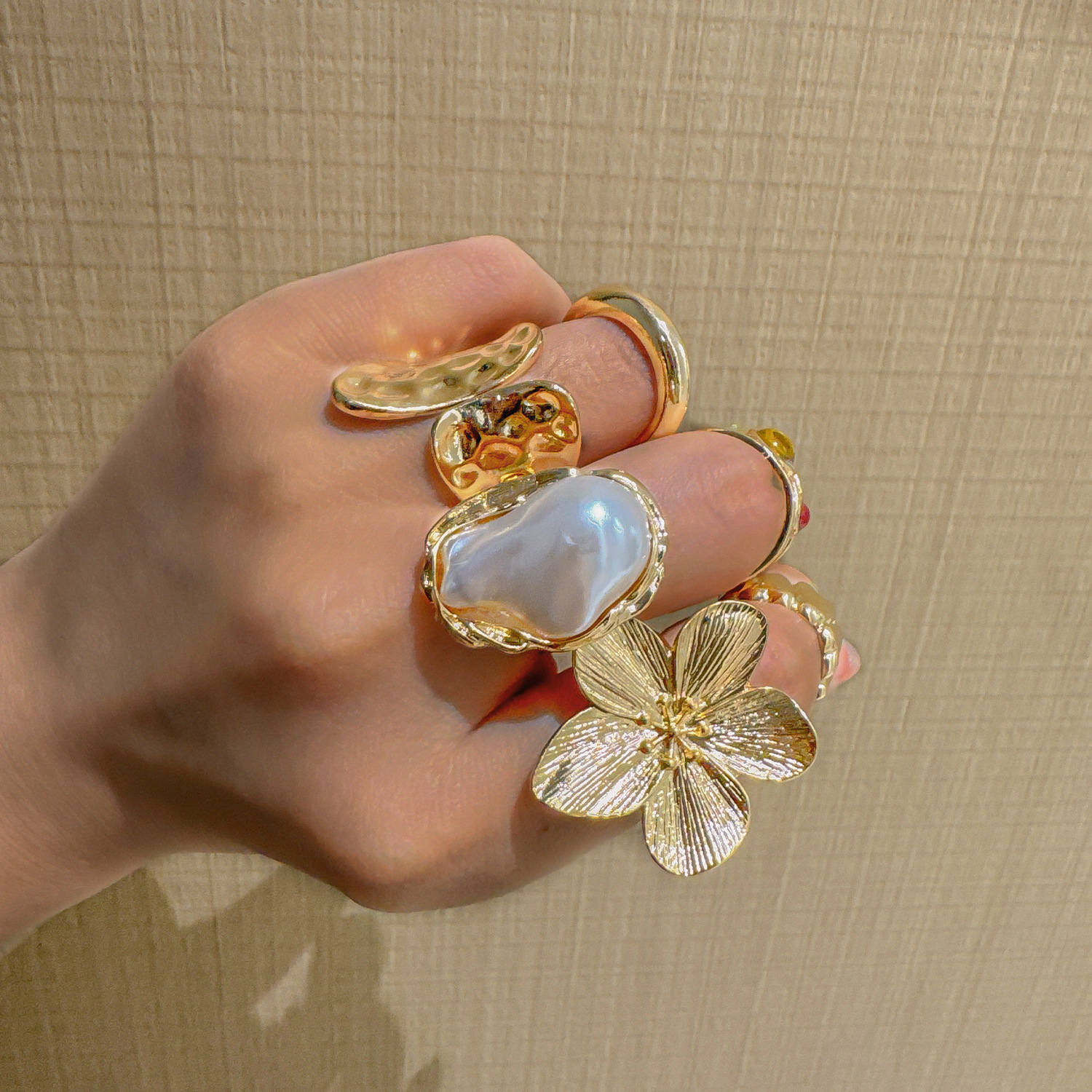 Baroque Style Pearl Imitation Ring for Women, Retro Metal Flower Design, Vintage Open Finger Ring, Elegant and Bold Jewelry