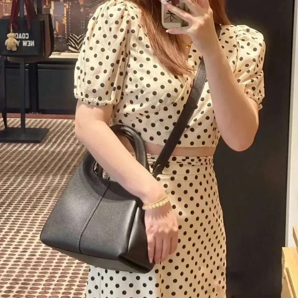Hot Selling New Women's Classic Handbag, Multifunctional Shoulder Bag, Fashionable and Simple