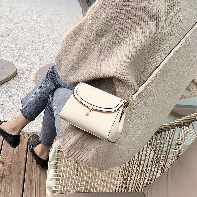 leather women's 2025 new crossbody versatile and niche Instagram fashion shoulder bag internet famous small square bag