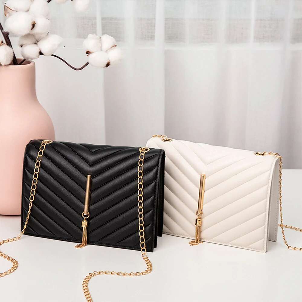 Fashionable retro style large capacity women's shoulder tassel chain crossbody bag, small square bag zwq