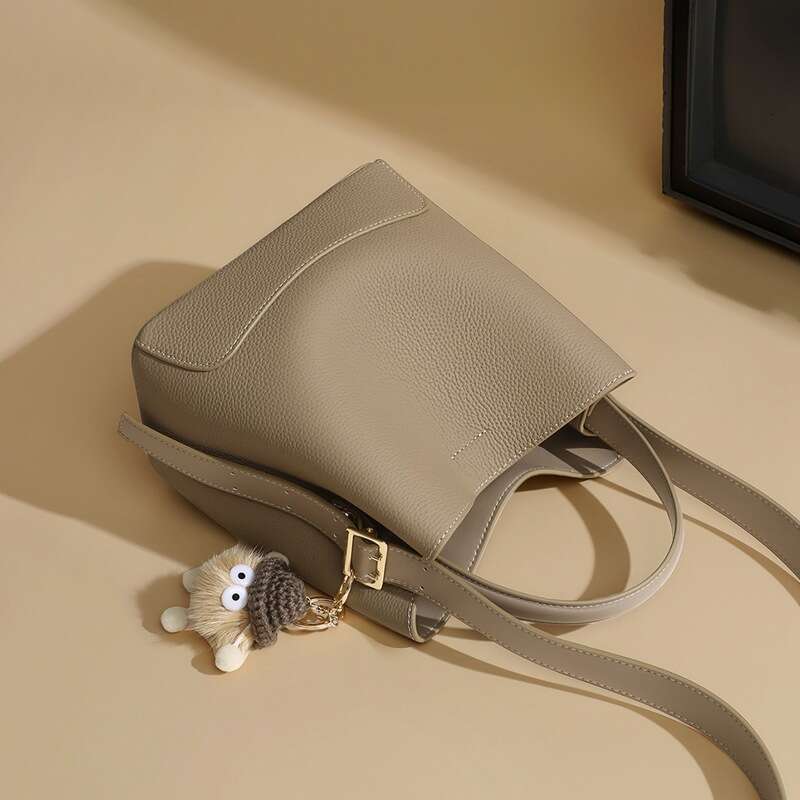 2025 new fashionable crossbody high-end versatile, portable bucket bag, internet famous and popular bag for women