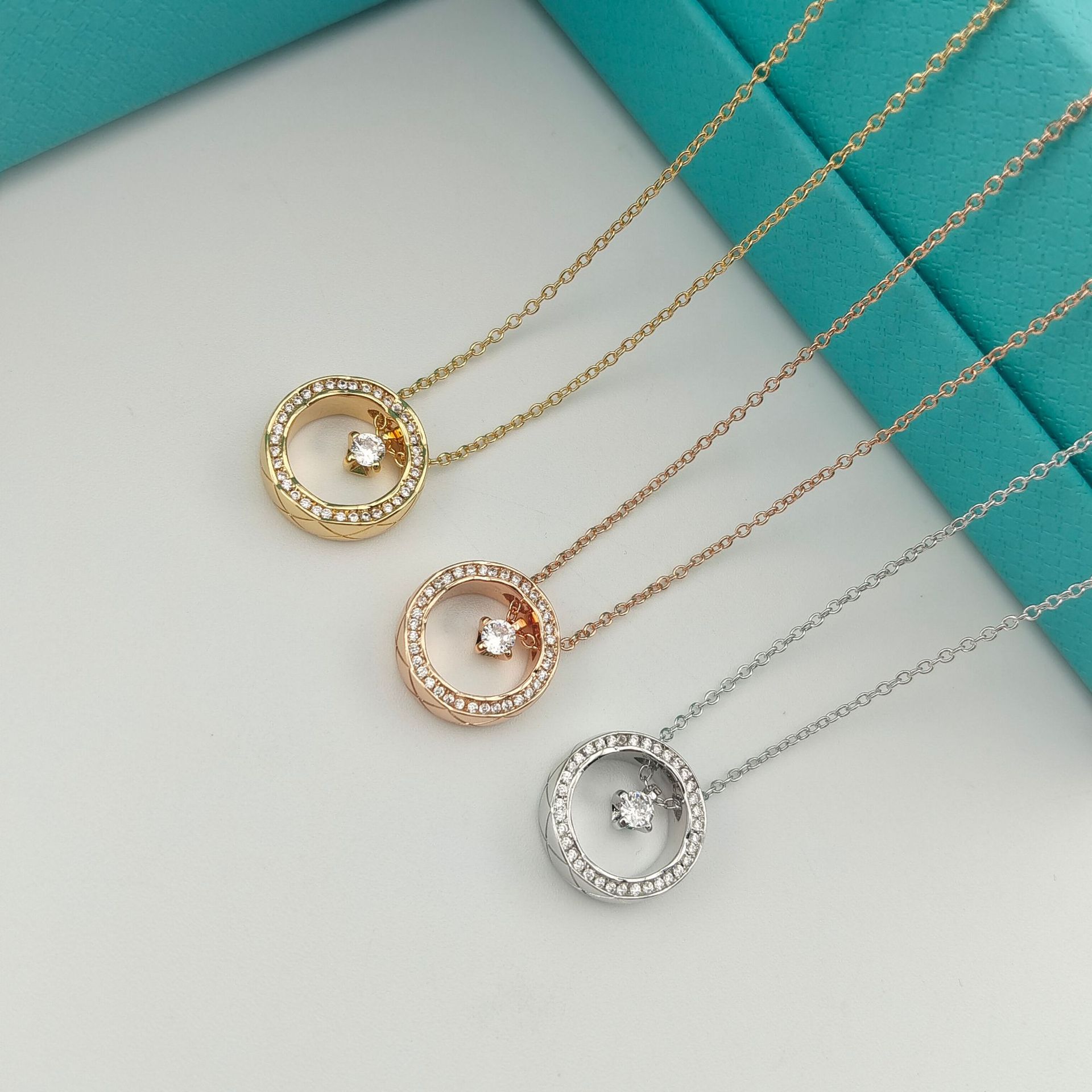 Designer necklace Gold Pattern necklace for Women Diamonds Luxury Jewelry necklace for Daily Wearing Wedding Business Party and Birthday Gift