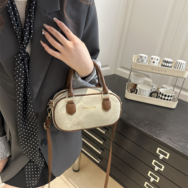 Fashion contrasting hand-held small square women's 2025 summer new item light luxury western-style shoulder commuting crossbody bag