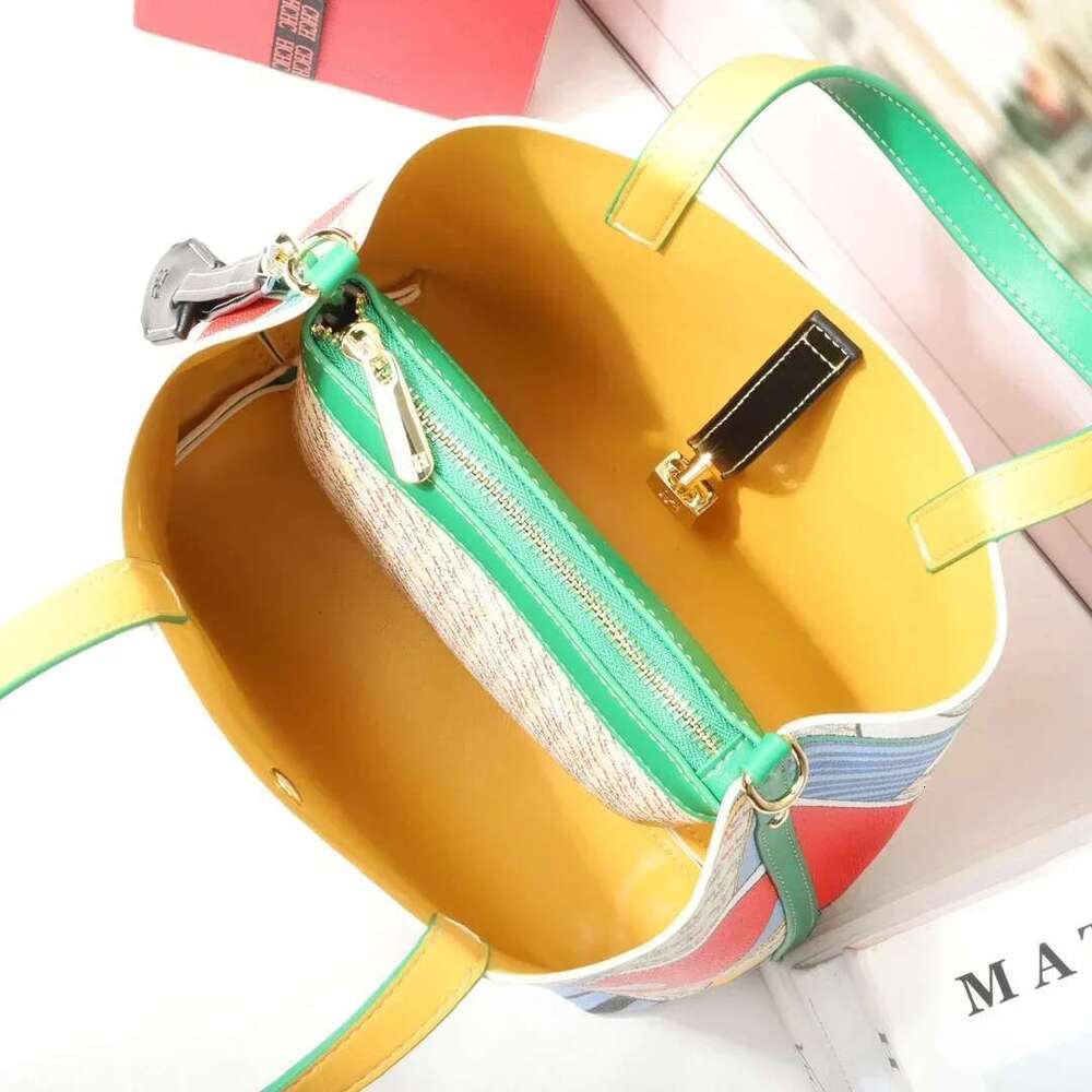A Classic Pvc Material Hot Selling Lock Design Women's Hand-Held, Single Shoulder Crossbody Water Bucket Bag Suitable For Daily