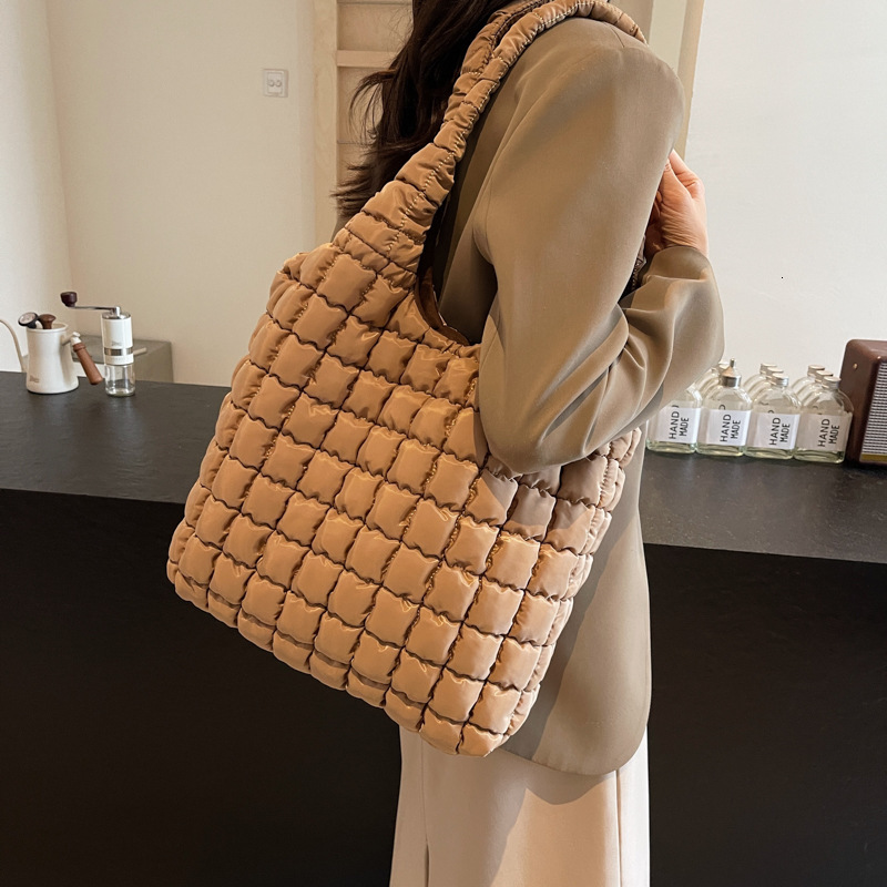 Korean version cotton jacket, underarm large capacity woven women's new 2025 simple and fashionable diamond tote bag, shoulder bag