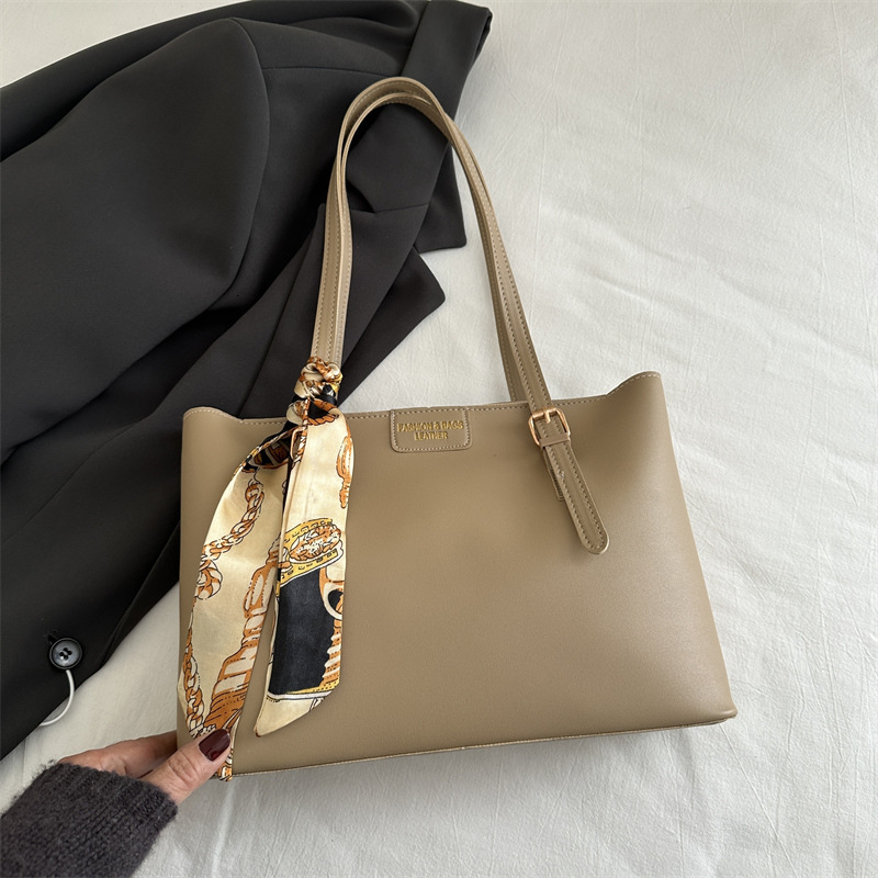Free Delivery Designer Bag This Year's Popular Silk Scarf Hand 2025 New High End Sensory Communication One Shoulder Armpit Tote For Women Luxury 