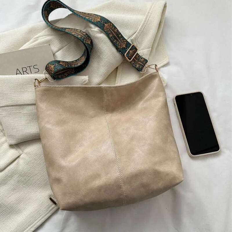 Vintage Solid Color PU Leather Women Fashion Shoulder Sling High-Capacity Simple Wide Strap Bucket Crossbody Bag Commuting