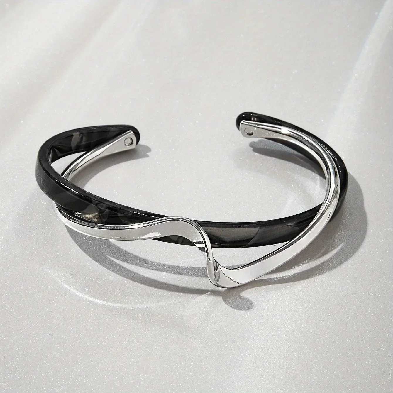 1PC Womens Fashion Light Luxury Gold Plated White Shell Twisted Cross Bracelet for Date Travel Banquet Party Holiday Dressing Gift XJ250707