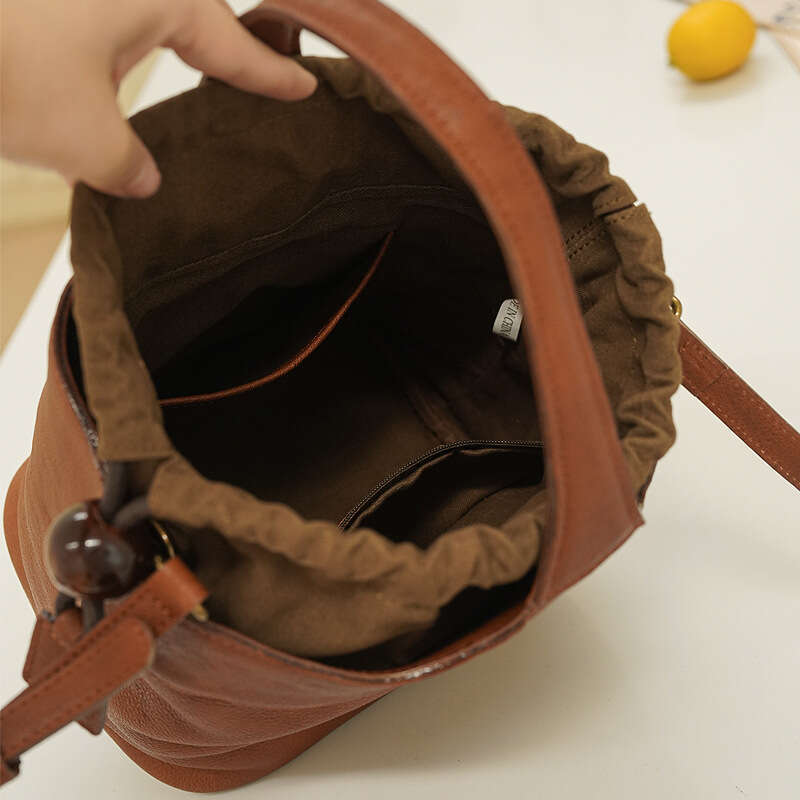 Genuine leather women's new niche handbag, commuting large capacity bucket bag, high-end sensory vegetable basket bag