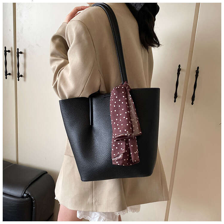 Large capacity tote bag for women in the spring of 2025, trendy and simple one shoulder underarm bag, popular among internet celebrities